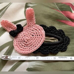 🩷RESERVED🩷 CROCHETED BUNNY SNAP CLIP: BLACK/ PEACH